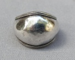 JOIA, um (1) anel confeccionado em PRATA, abaulado, liso e relevado em corda nas bordas, tamanho 22, peso aproximado 6,9 gr.