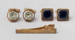 DIVERSOS, lote com três (03) peças em metal dourado: 1 prendedor de gravata modelo slim, 5cm; 2 pares de abotoaduras com detalhes de pedraria, metal prateado, onix; usados.