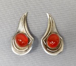 JOIA, par (2) brincos de pressão, confeccionados em PRATA com cabochão em ágata ou calcita, medindo 3,8 cm, peso total aproximado 13,8 gr.