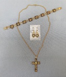 BIJUTERIAS, três (03) peças damasquinadas de Toledo, município de Espanha. Um crucifixo com corrente, um par de brincos com a etiqueta  de origem e uma pulseira, confeccionados na arte Moura de embutir fios de ouro ou prata em metal como o aço preto. Todos representam pássaros e flores. Medidas do crucifixo 4,5cm x 3cm, e da pulseira 22 x 1cm,  Aparentam não terem sido usados, apesar de faltar a corrente de segurança da pulseira.