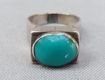 JOIA, um (1) anel confeccionado em PRATA, com cabochão oval em turquesa ou vidro na tonalidade, tamanho 13, peso aproximado 6 gr.
