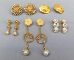 BIJUTERIAS, lote com cinco (05) pares de brinco confeccionados em metal dourado, alguns com pedraria incolor, strass, plástico, pérolas sintéticas;  sendo 2 de pressão e 3 para orelha furada.