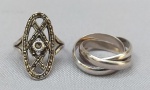 JOIAS, dois (2) itens em PRATA: 1 anel com marcassitas, contrastes portugueses Águia e marca de ourives, tamanho 19; 1 aliança modelo dito Cartier, com três aros entrelaçados, tamanho 12, peso total aproximado 9 gr.