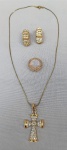 BIJUTERIAS, lote com quatro peças em metal dourado e pedraria: 1 anel aro 19; 1 crucifixo; 1 corrente malha italiana chapada medindo 44cm aproximadamente; e 1 par de brincos de pressão.