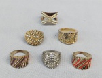 BIJUTERIAS, lote com seis (06) anéis diversos, de diferentes modelos, confeccionados em metal dourado e prateado com pedraria; medidas aro 18/19 aproximadamente. Vide foto.