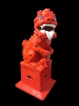 FAIANÇA ORIENTAL, Grande escultura representando cão de fó em faiança vitrificada na tonalidade abóbora. Apresenta 1 bicado na base. Med.: 51x22x23cm.