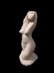 A LISBOA, Escultura confeccionada em pedra sabão representando nu feminino, assinado. Med.: 28x9,5x12cm.