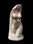 A LISBOA, Escultura confeccionada em pedra sabão representando nu feminino, assinado. Med.: 27,5x13x9,5cm.