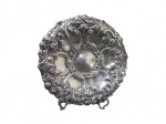 METAL PRATEADO, Prato decorativo em metal espessurado a prata, estilo Dom Jose ricamente cinzelado em relevo de flores palmas concheados acantos e volutas Med.: 26,5cm.