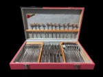 HERCULES INOX, Faqueiro confeccionado em aço inox, sendo composto de: 12 facas para jantar, 12 garfos para jantar, 12 colheres para sopa e 12 colheres de sobremesa, acondicionada em estojo de madeira original. Med.: Estojo: 6x39,5x23cm.