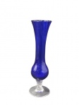 VIDRO, Vaso solifleur em vidro na tonalidade azul, moldado em gomos torcidos, haste translucida e base circular. Med.: 20,5cm.