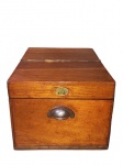 MOBILIARIO, Arquivo/papeleiro em madeira, duas portas, sendo 1 frontal e 1 superior, placa em metal dourado "35" e puxador em metal. Med.: 22,5x28x38,5cm.