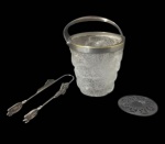WMF, Balde para gelo em vidro granulado com guarnição e alça central em metal espessurado a prata, acompanha aparador de gelo e pegador. Med.: 16x10,5cm.