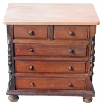 MOBILIARIO, Mini cômoda em madeira, 2 gavetas e 3 gavetões, tampo em mármore italiano, ladeada por colunas torneadas, apresenta danos na placagem. Med.: 58x60x40cm,