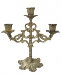 BRONZE, Candelabro para 3 velas em bronze, bobeche no feitio de flor, corpo decorado com vazados, base cinzelada por elementos vegetalistas. Med.: 23x22,5cm.
