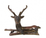 ESCULTURAS, Escultura em bronze representando veado, cinzelado por elementos vegetalistas e geométricos. Med.: 15x21x5cm.