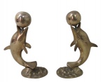 ESCULTURAS, Par de esculturas em bronze polido, representando golfinhos com bola. Med.: 20cm.