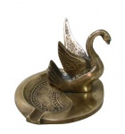 BRONZE, Cinzeiro em bronze polido, encimado por garça, cinzelado por guirlanda de estrelas. Med.: 8x10,5x10cm.