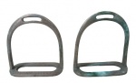 EBERLE 255 CORNETA, Par de estribos confeccionados em metal espessurado a prata, apresenta sinais de oxidações. Med.: 14,5x13,5x6cm.