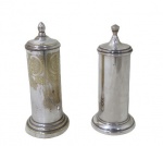METAL PRATEADO, Dois paliteiros em metal espessurado a prata, 1 com corpo liso da manufatura BEL PRATA (11,5cm) e 1 com cinzelado floral da manufatura REGIA (12cm).