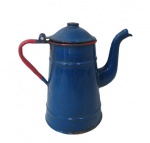 DIVERSOS, Bule para café em agata esmaltada na tonalidade azul, borda e alça na tonalidade vermelha, apresenta oxidações. Med.: 19x20x8cm.