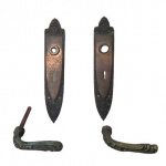 BRONZE, Par de espelhos e maçanetas em bronze cinzelado por elementos vegetalistas e perolados em relevo. Med.: Espelho: 25,5x5cm / Maçaneta: 11,5cm.