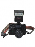 FOTOGRAFIA, Câmera ZENIT 122, com lente Helios 44 M-5 50 mm 1:2, com alça, acompanha flash TRON S300, faltando capa lateral (onde põe as pilhas), ambas peças não testada e sem garantia de funcionamento.