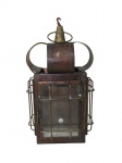 LUMINÁRIAS, Lanterna adaptada para luminária de 1 lâmpada, confeccionada em metal dourada, laterais e frontal envidraçadas e gradeadas, fiação no estado. Med.: 23x12,5x8cm.