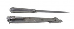 CUTELARIA. Faca gaúcha, de coleção, confeccionada em metal espessurado a prata, cabo e bainha profusamente cinzelados com riqueza de detalhes, ornamentados com cena de caça e motivos vegetalistas em relevo, lâmina em aço inoxidável. Med.: 23,5cm.