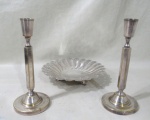 METAL PRATEADO, Lote com 3 peças em metal espessurado a prata. sendo: A) Par de castiçais da manufatura BRISTOL, haste sextavada e base circular escalonada (23cm) (necessita banho) e B) 1 fruteira decorado em gomos torcidos, cinzelado por flores e folhagens com vazados (6x24cm).