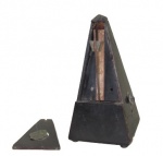 DIVERSOS, Metrônomo mecânico confeccionado em madeira com ponteiro e marcadores em metal, manufatura francesa Maelzel Paquet, apresenta colados, falta fundo, peça no estado. Med.: 23 cm.