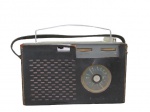 SOM, Rádio General Electric 7 transistores, a pilha, confeccionado em plástico rígido, case em couro (com desgastes), não testado e sem garantia de funcionamento.