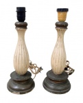 ABAJUR, Par de abajur para 1 lâmpada em madeira patinada na cor creme, feitio balaustre, base circular escalonada com falhas na patina. Fiação no estado. Med.: 31cm.