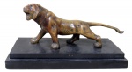 ESCULTURAS, Pesada escultura em bronze polido representando tigre, apoiado sobre base escalonada em mármore negro. Apresenta 2 bicados na base. Med.: 20x37,5x16,5cm.