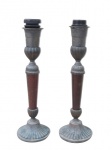 ABAJUR, Par de abajur em bronze, haste em jacarandá, cinzelado em gomos, base circular escalonada, fiação no estado, possui sinais de oxidação. Med.: 27cm.