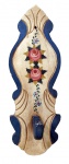 MOBILIARIO, Cabideiro de parede em madeira recortada, entalhes a mão, pintura patinada de flores e folhagens em policromia. Med,: 46x16cm.