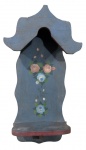 ARTE SACRA, Oratório de parede em madeira recortada patinada na cor azul, com pintura de flores e folhagens em policromia, Med.: 47,5x26x8,5cm.