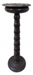 MOBILIARIO, Cinzeiro de pé em jacarandá, entalhado em gomos, base circular escalonada, suporte quebrado, cinzeiro em bronze cinzelado por motivos florais. Med.: 59,5x17cm.