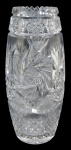 CRISTAIS, Vaso em cristal europeu translucido, ricamente lapidado por cata ventos, sulcos, estrelas e colmeias em baixo relevo, borda dentada com ínfimos bicados. Med.: 32,5x10cm.