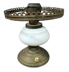 ABAJUR, Abajur para 1 lâmpada em vidro opalinado com guarnições em metal dourado, apresenta sinais de oxidação. Med.: 17x17cm.