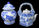 PORCELANA ORIENTAL, Lote com 2 peças, sendo: A) 1 bule para chá em porcelana esmaltada na tonalidade branca, alça central fica, formato sextavado, com pintura de flores, folhagens e arabescos na tonalidade azul (16x16x11cm) e B) 1 potiche em porcelana esmaltada na tonalidade branca com pintura de folhagens e uveiras na tonalidade azul (16x9cm).