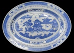 PORCELANA ORIENTAL, Travessa em porcelana esmaltada na tonalidade branca, com pintura de paisagem oriental, laços e elementos geométricos na tonalidade azul, marcado no fundo. Med.: 25,5x18,5cm.