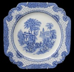 LANDSCAPE, ADAMS, Inglaterra, Prato decorativo em faiança vitrificada na tonalidade creme, formato quadrangular, com pintura de flores, folhagens, arabescos e paisagem com figuras na tonalidade azul. Med.: 34x34cm.