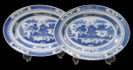 PORCELANA ORIENTAL, Par de travessas em porcelana esmaltada na tonalidade branca, com pintura de paisagem oriental, laços e elementos geométricos na tonalidade azul, marcado no fundo. Med.: 25,5x18,5cm.