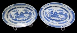 PORCELANA ORIENTAL, Par de travessas em porcelana esmaltada na tonalidade branca, com pintura de paisagem oriental, laços e elementos geométricos na tonalidade azul, marcado no fundo. Med.: 25,5x18,5cm.