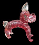 ESCULTURAS, Escultura em vidro de Murano na tonalidade vermelha representando cachorro, orelhas e rabo translucido. Possui quebrado no rabo e bicado na barba. Med.: 18x16x7cm.