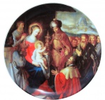 VISTA ALEGRE, PORTUGAL, FESTA DE NATAL 2001, DECORAÇÃO EXCLUSIVA, Prato decorativo em porcelana esmaltada na tonalidade branca, com pintura sacra representando "A Adoração dos Magos", obra de Francken Frans II que se encontra no Museu de Belas Artes em Luimper, Numero: 31, série limitada não numerada de 60.000 exemplares. Med.: 19,5cm.