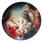 VISTA ALEGRE, PORTUGAL, FESTA DE NATAL 2005, DECORAÇÃO EXCLUSIVA, Prato decorativo em porcelana esmaltada na tonalidade branca, com pintura sacra representando "A Adoração das Magos ", obra de Henri Lehmann, que se encontra no Museu de Arte Dahesh em Nova York, Numero: 35, série limitada não numerada de 60.000 exemplares. Med.: 19,5cm.