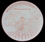 FAIANÇA, Prato decorativo confeccionado em faiança vitrificada com pintura de cenas de época, partitura e inscrições em rouge de fer. Possui falhas na pintura e nas bordas. Med.: 20cm. Bicado na borda.