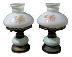 ABAJUR, Par de abajures para 1 lâmpada, com estrutura em metal dourado, bojo em vidro e cúpula em vidro opalinado, com pintura de flores e folhagens em policromia. Apresenta sinais de oxidação. Med.: 26x16cm.